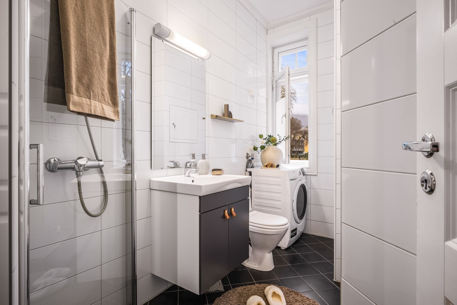 - Det er innredet med dusjnisje, toalett, baderomsmøblement med heldekkende servant og speil med belysning. Eget opplegg for vaskemaskin/tørketrommel - Galleribilde