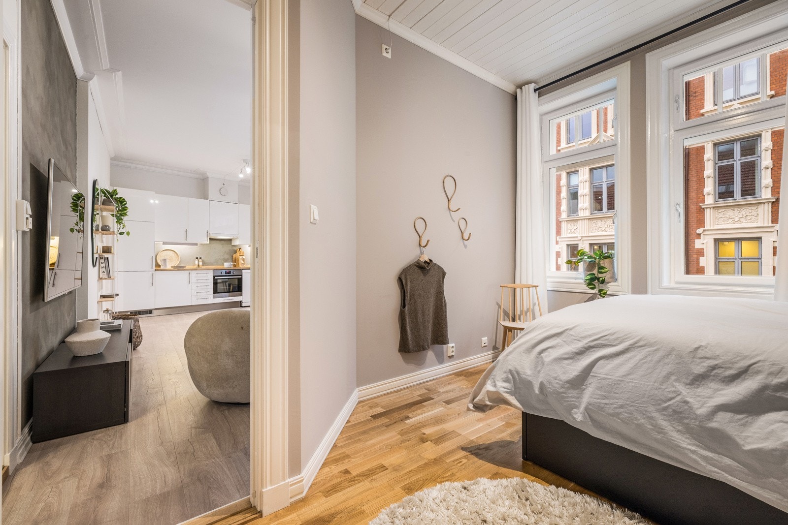 - Begge rommene er malt i behagelige toner og har godt lysinnslipp - Galleribilde