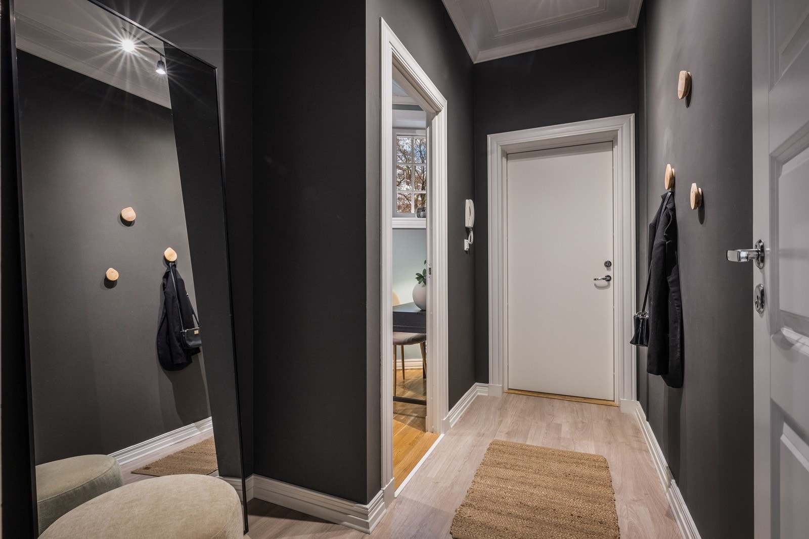 - Den innbydende entreen har god plass til oppheng av yttertøy og gjestene slipper du enkelt inn via porttelefon - Galleribilde