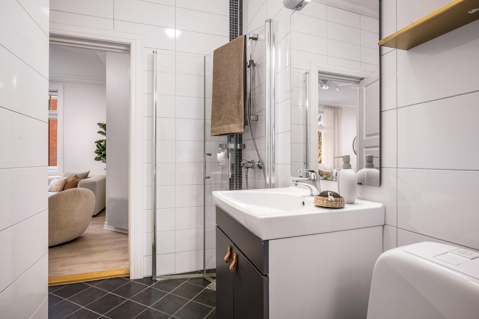 - Badet ble også renovert i 2013 og er helfliset med varme i gulv - Galleribilde