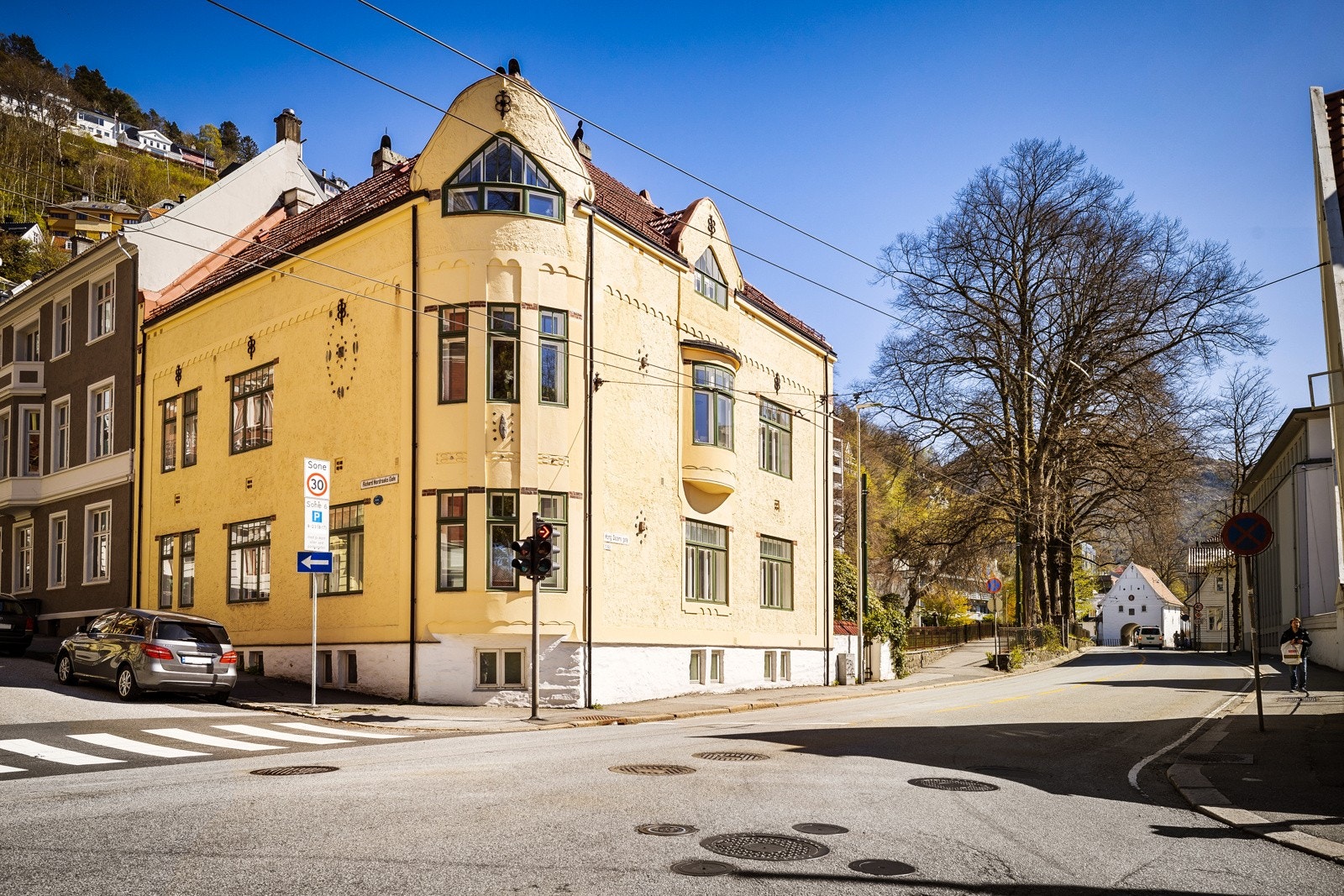 - Leiligheten er gjennomgående og ligger fint til i byggets 2.etasje vendt ut mot en sidegate og den vakre bakgården - Galleribilde