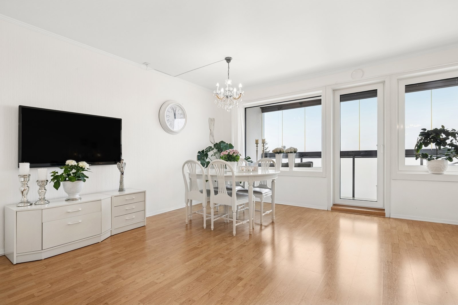 De store vindusflatene fra 2016 slipper inn rikelig med naturlig lys og skaper en luftig atmosfære i stuen. Galleribilde