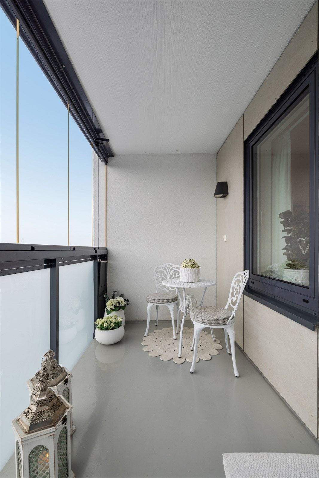 Her er det god plass til ønsket balkongmøblement. Galleribilde