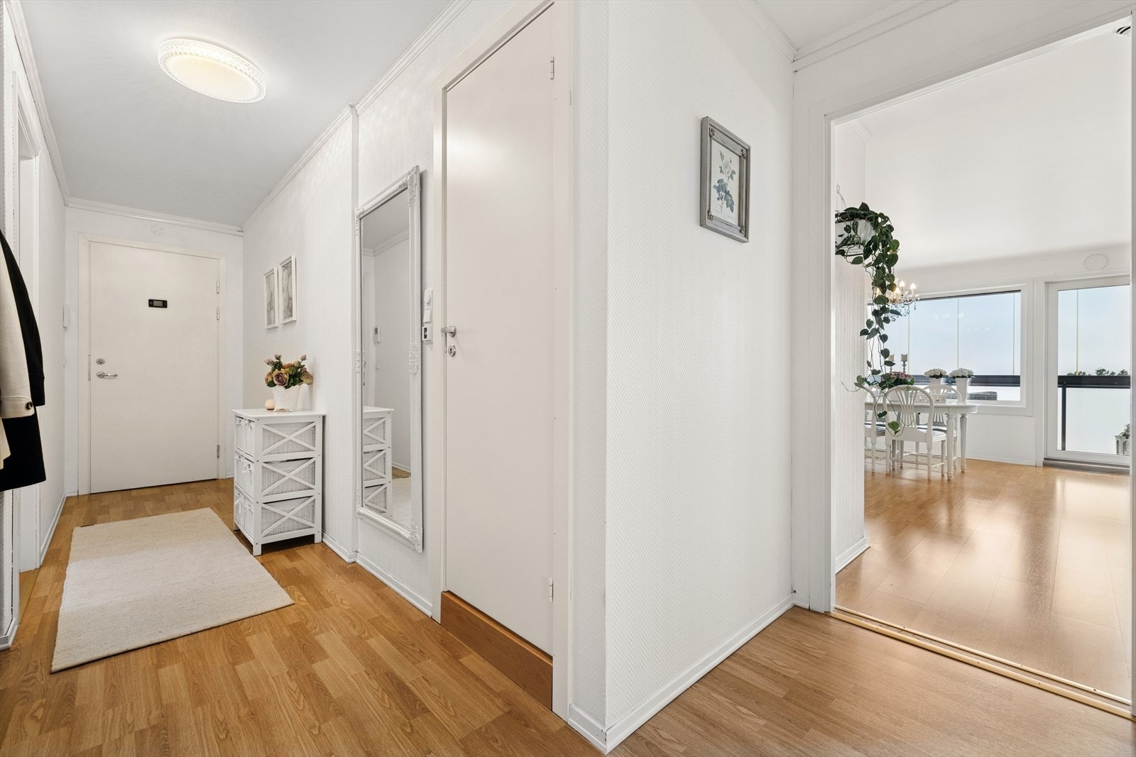 Romslig entré med plass til å henge fra seg yttertøy og sette fra seg sko. Galleribilde