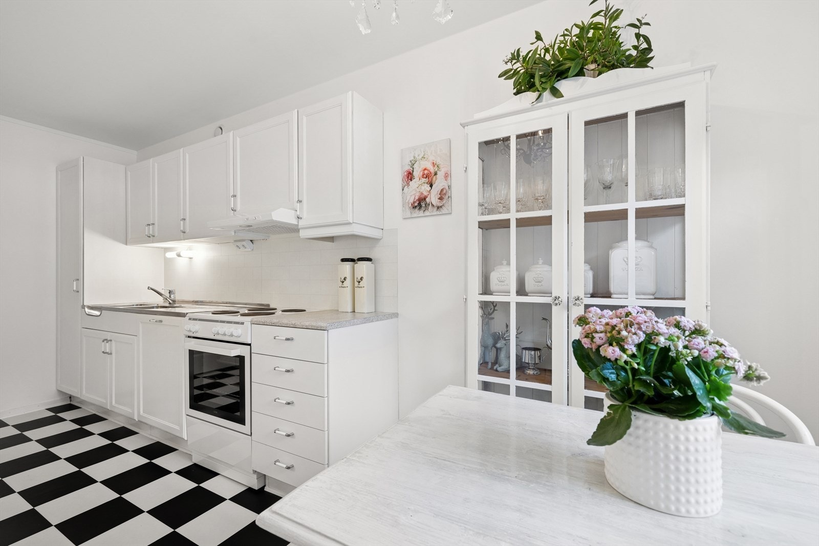 Det er rikelig med lagringsplass i både skap og skuffer. Galleribilde