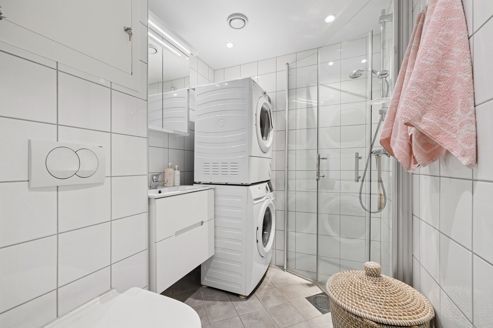 Flislagt baderom oppgradert i 2016 i regi av borettslaget. Baderommet har elektrisk gulvvarme, innfelte lys i himlingen og opplegg for vaskemaskin. Galleribilde