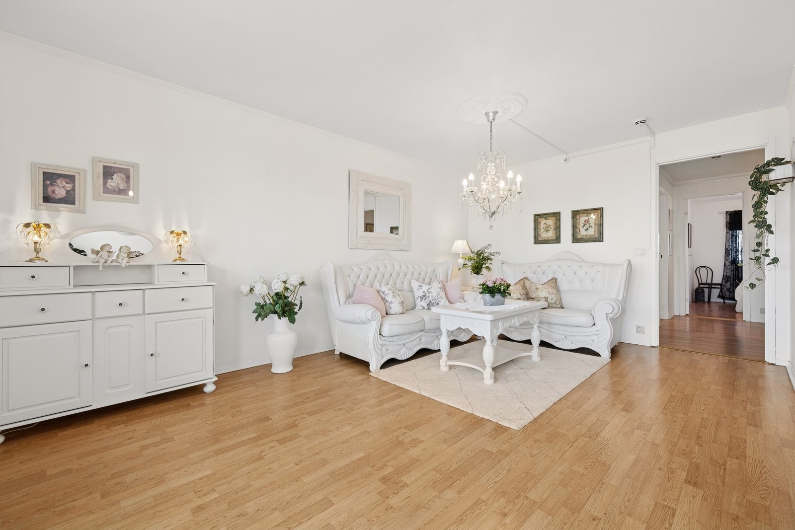 I stuen er det plass til en stor sofagruppe, TV med mediemøbel og et hyggelig spisebord med plass til gjester. Galleribilde