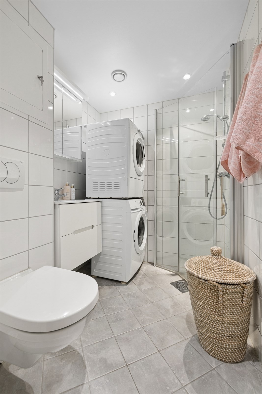 Baderommet er blant annet utstyrt med veggmontert klosett, dusjhjørne med glassdør og skuffeinnredning med servanttopp. Galleribilde