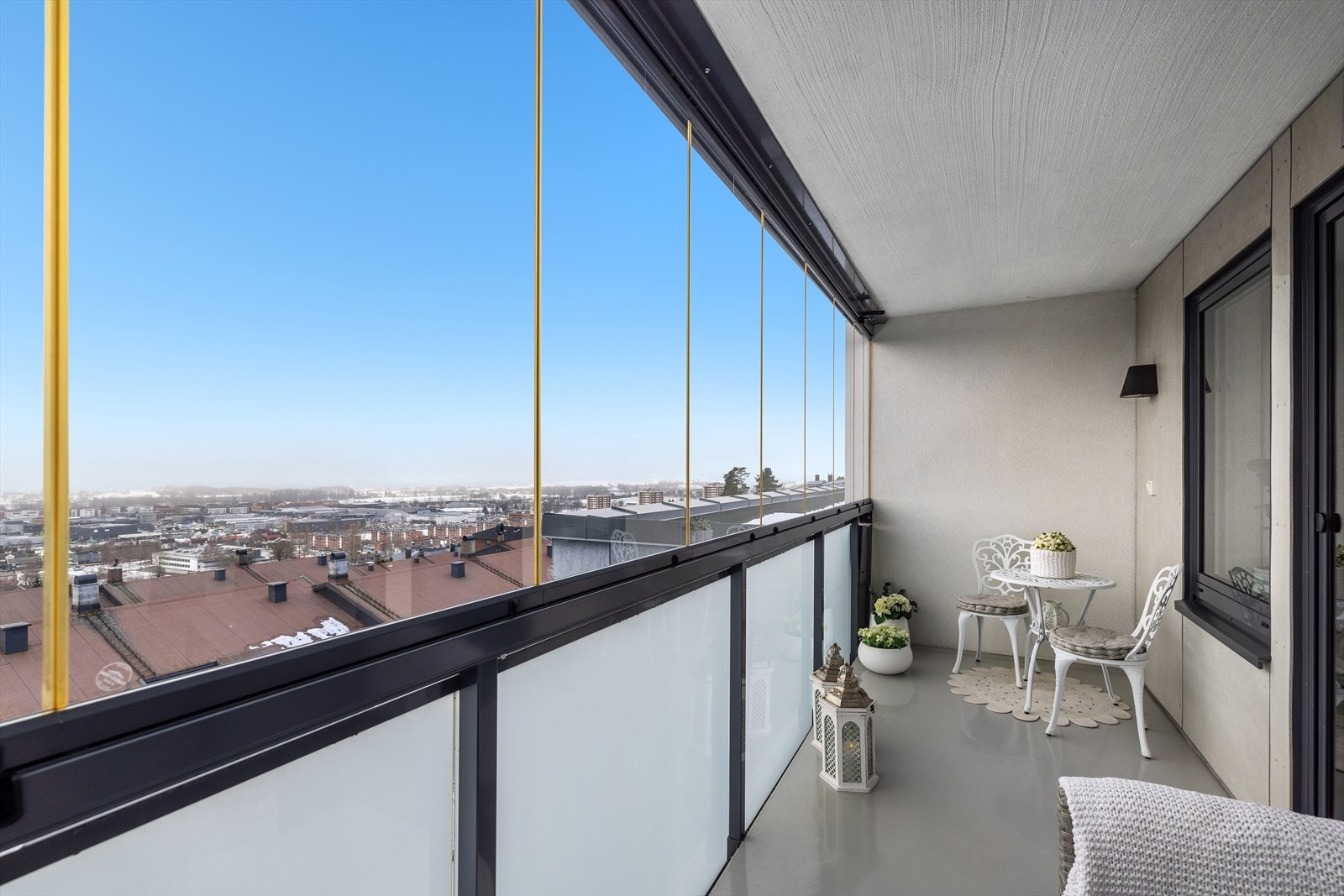 Fra stuen er det utgang til en innglasset balkong på ca. 8 m². Galleribilde