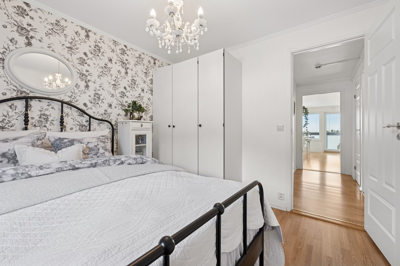 Hovedsoverommet er av god størrelse og har plass til dobbeltseng, nattbord og annet ønskelig møblement. Galleribilde