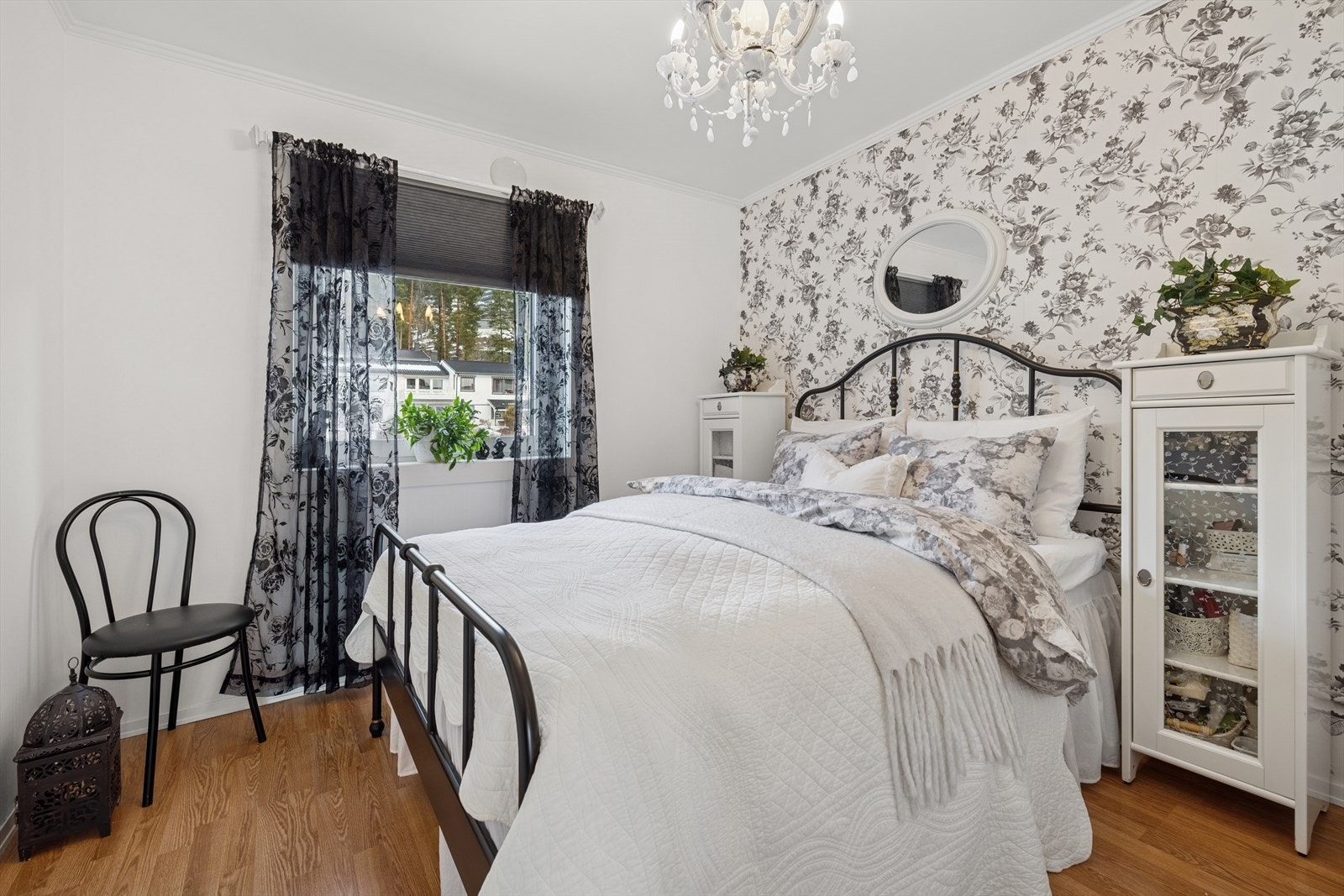 I leiligheten finner du to gode soverom med fine innredningsmuligheter. Galleribilde