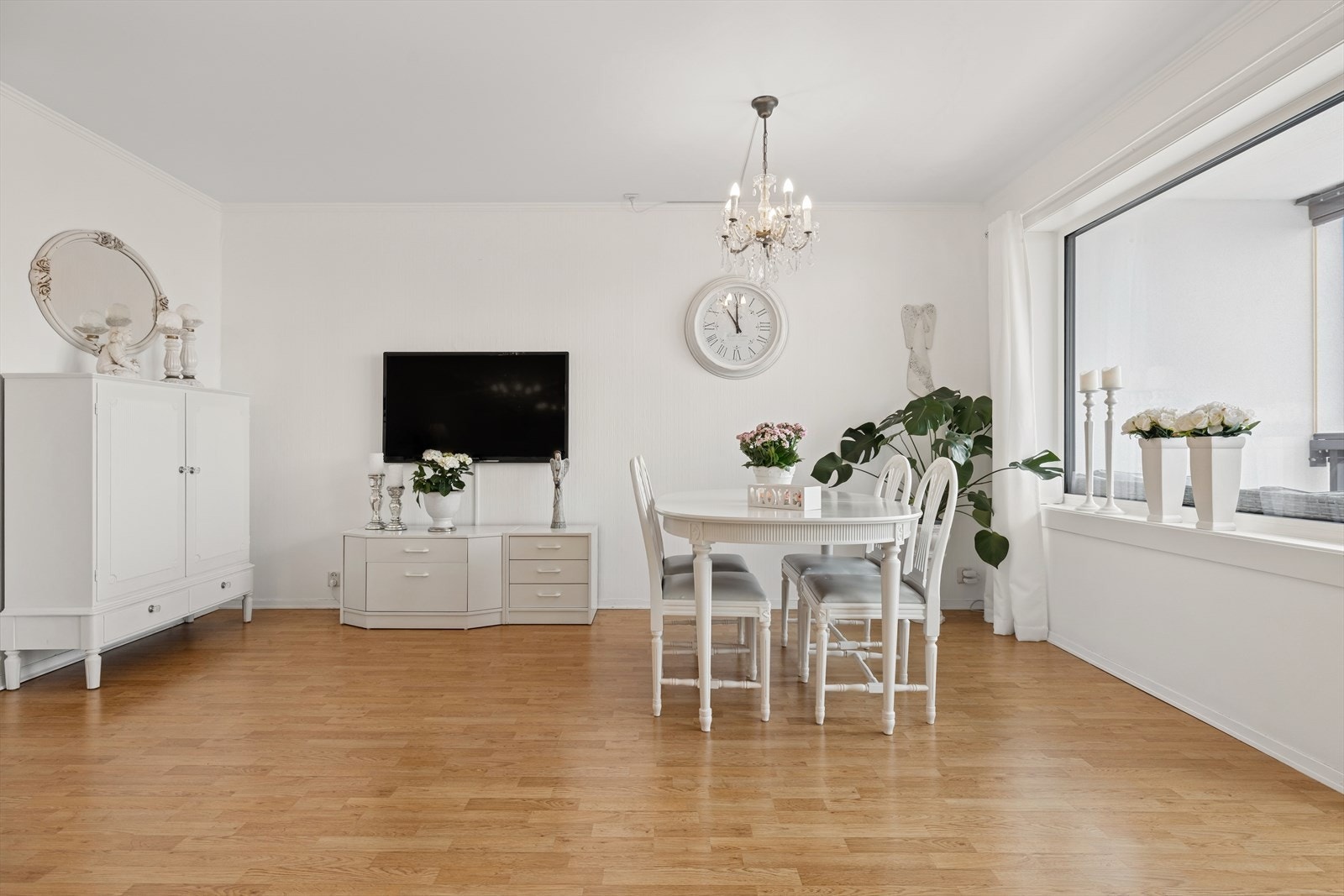 Leiligheten har en møbleringsvennlig stue av god størrelse. Galleribilde