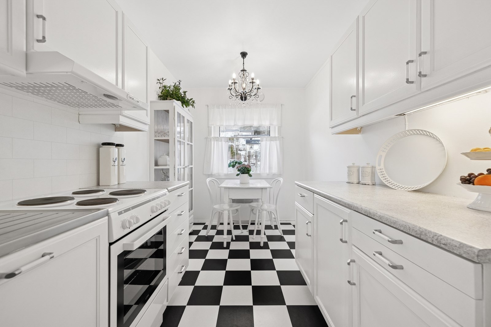 Kjøkkenet ligger adskilt i eget rom med plass til et hyggelig frokostbord. Galleribilde