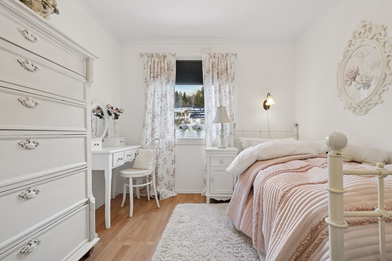 Rommene er utstyrt med hver sin garderobeløsning hvor klær pent kan ryddes vekk. Galleribilde