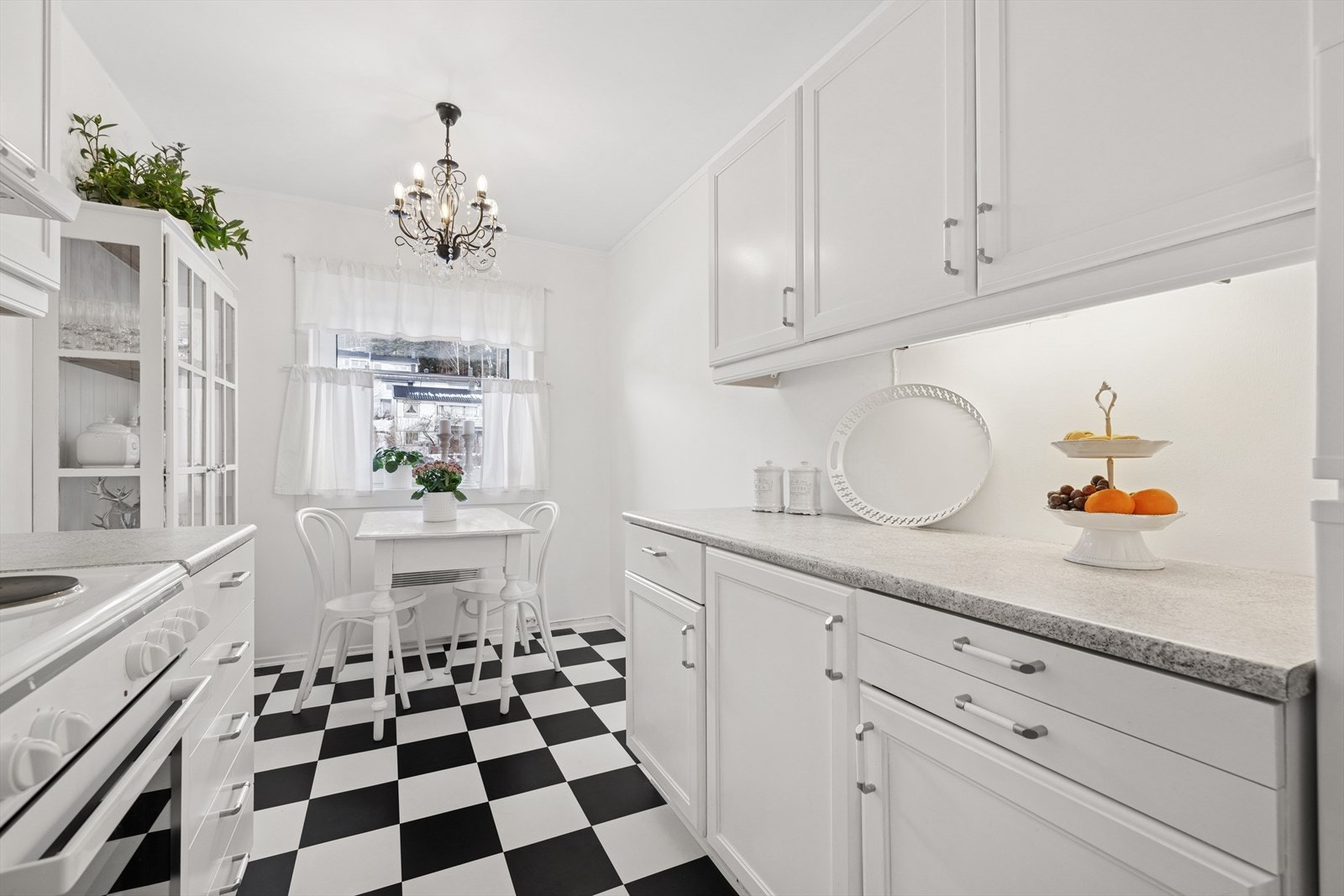 Innredningen er original, med malte, profilerte trefronter. Ifølge eier har frontene blitt malt opp i 2023. Galleribilde