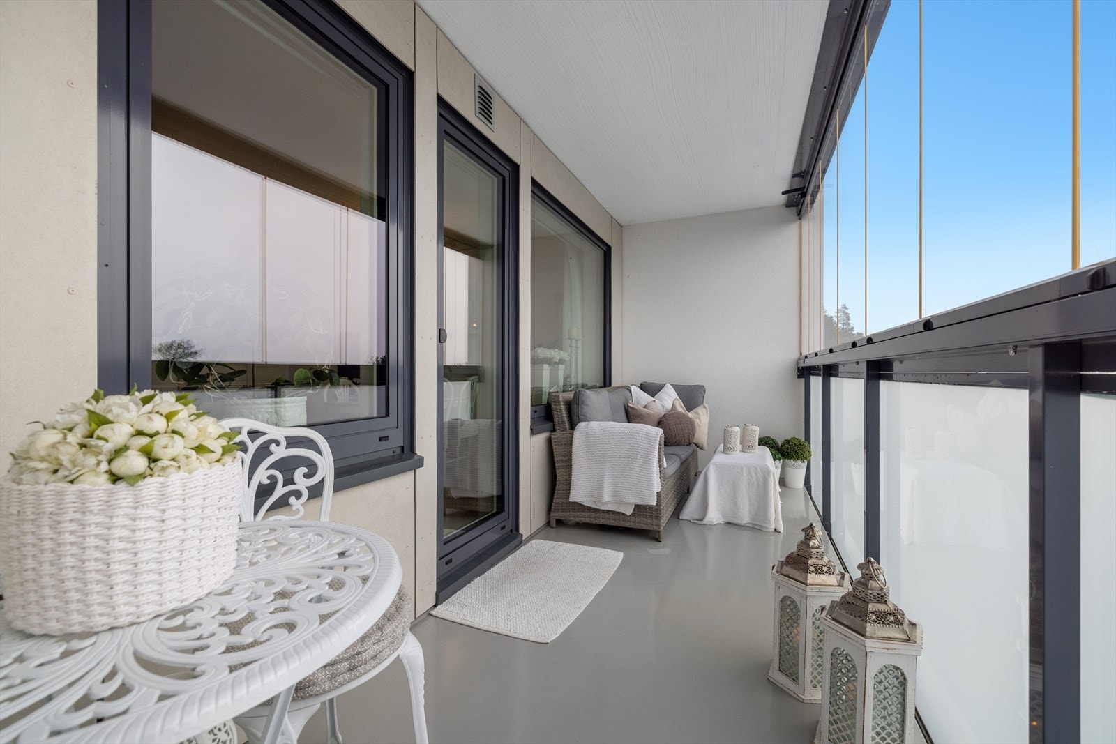 Balkongen blir en naturlig forlengelse av stuen store deler av året. Galleribilde