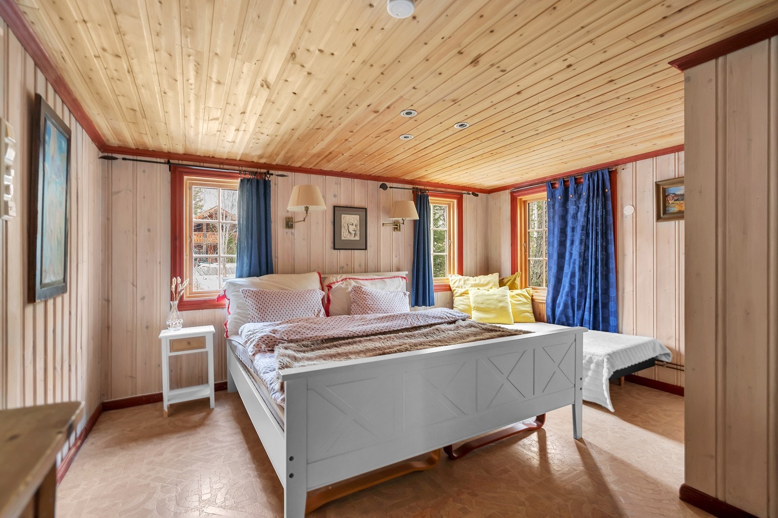 Soverom 1. etg. ligger i tilbygg som ikke er søkt. Soverom er ikke godkjent til varig opphold. Galleribilde