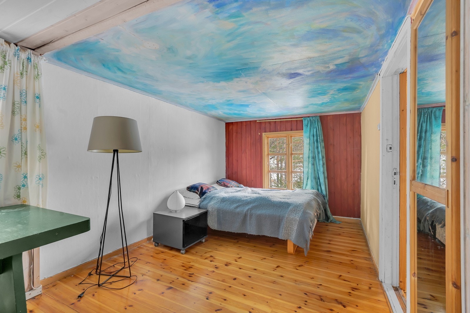 Soverom i 2. etg. med unikt håndmalt tak. Galleribilde