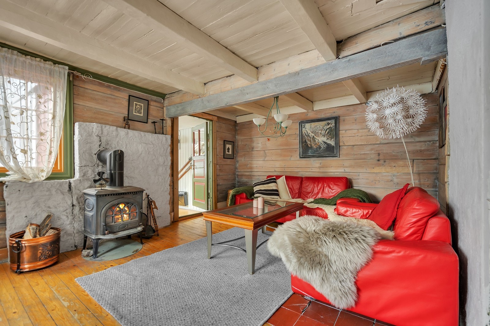 Stue med peisovn og naturlig lys i 1. etg. Galleribilde