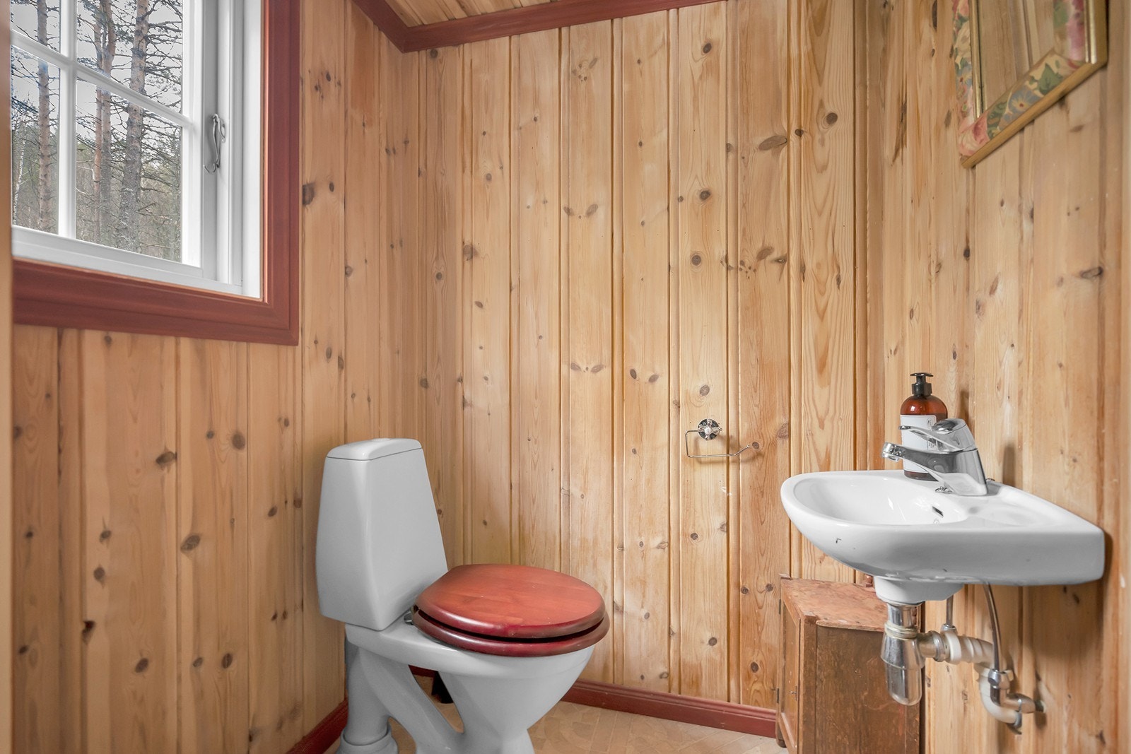 Toalett med inngang fra soverom i 1. etg. Galleribilde