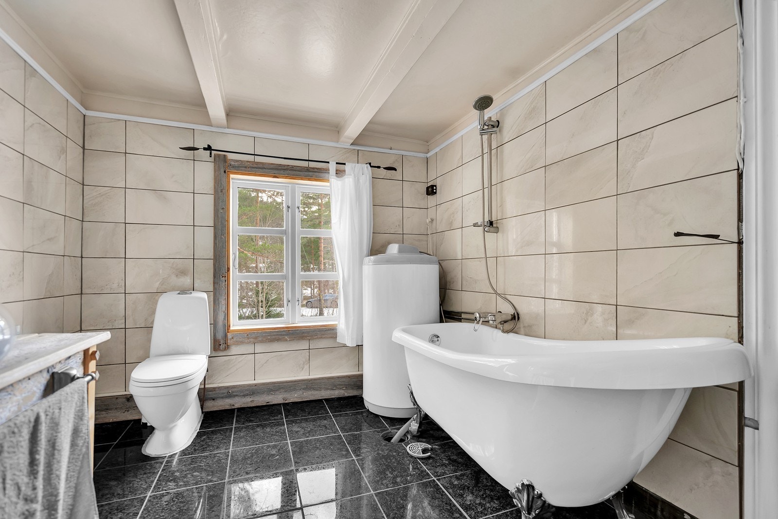 Bad med klassisk badekar, fliser og naturlig lysinnslipp i 1. etg. Galleribilde