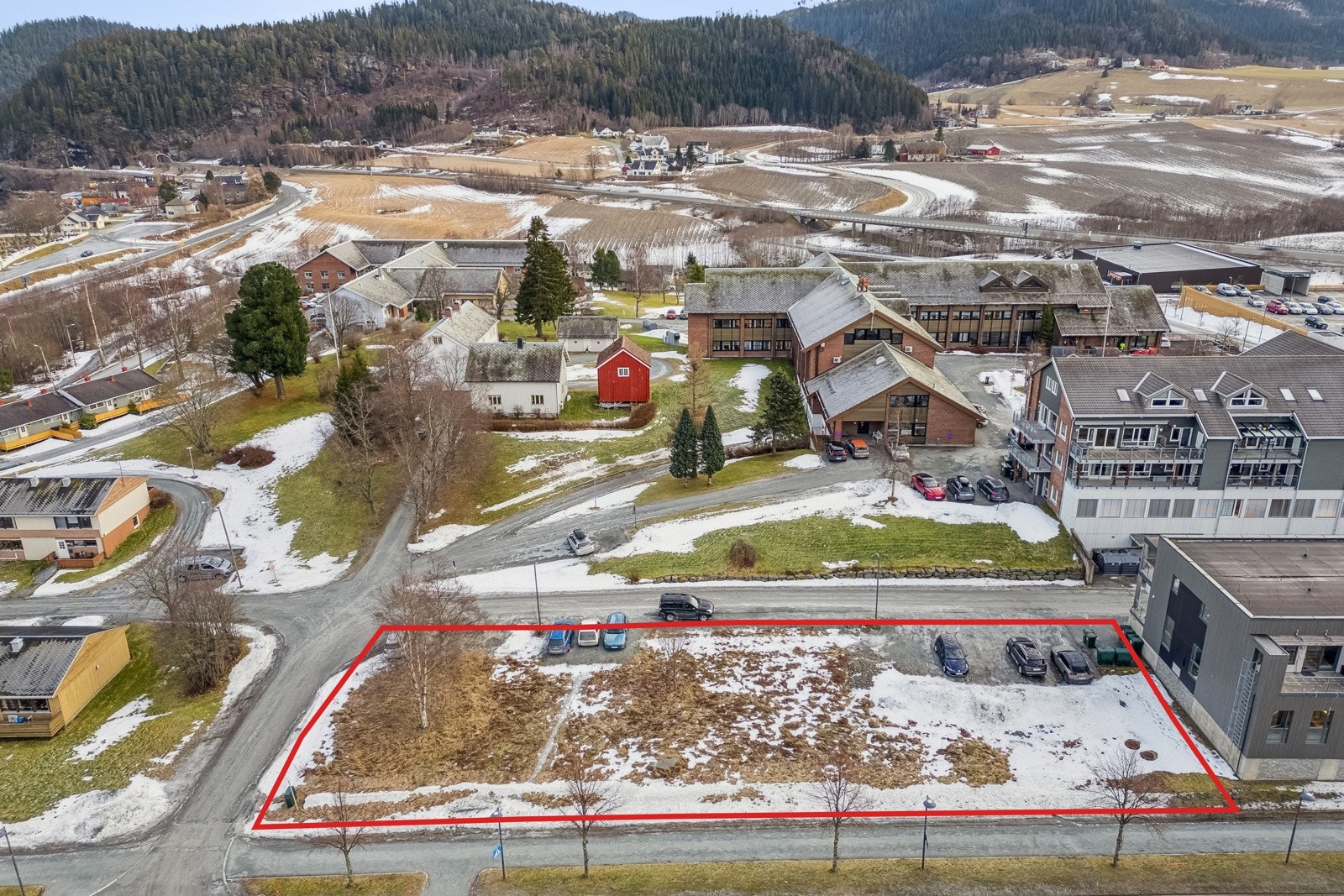 En spennende mulighet for utbygging i hjertet av Børsa! Tomten er under fradeling, og de inntegnede grensene på bildet er kun en illustrasjon. De må ikke benyttes til nøyaktig oppmåling eller juridiske formål. Galleribilde