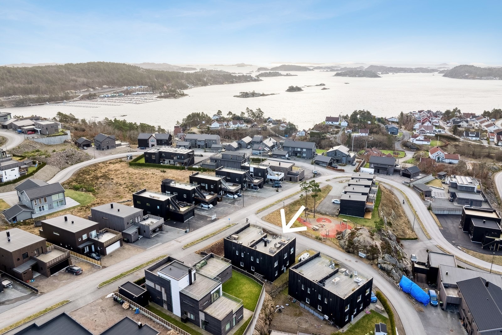 Beliggende i naturskjønne Ausviga med nærhet til sjø og friluftsliv perfekt for små barns familier og nærhet til barnehage. Galleribilde
