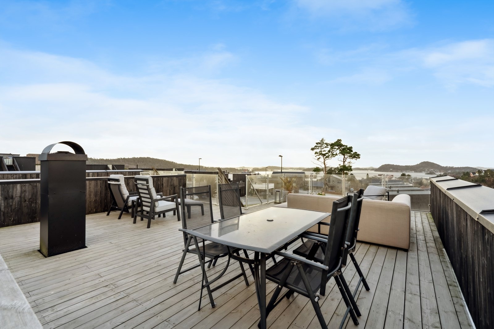 Takterrasse med fantastisk utsikt over Søgne sin skjærgård, perfekt for avslapning og sosiale sammenkomster i vakre omgivelser. Galleribilde
