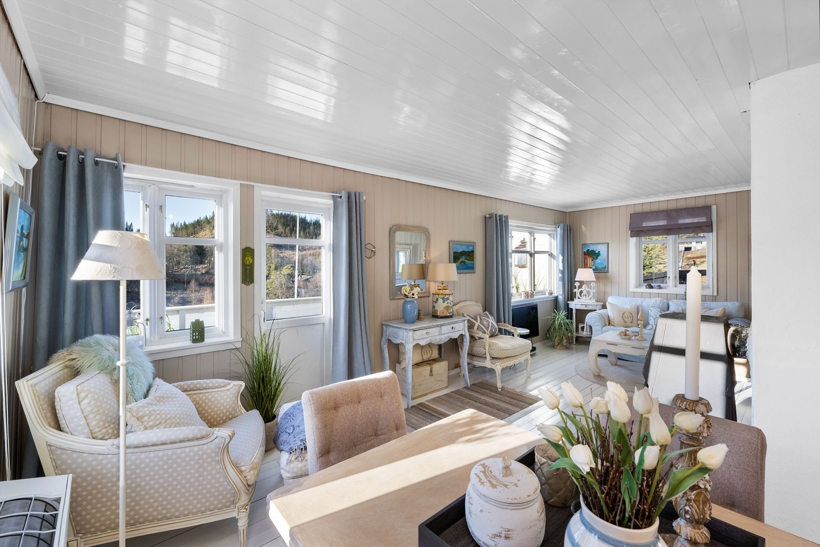 Boligen er stilfullt innredet hvor det meste av inventar kan medfølge. Galleribilde