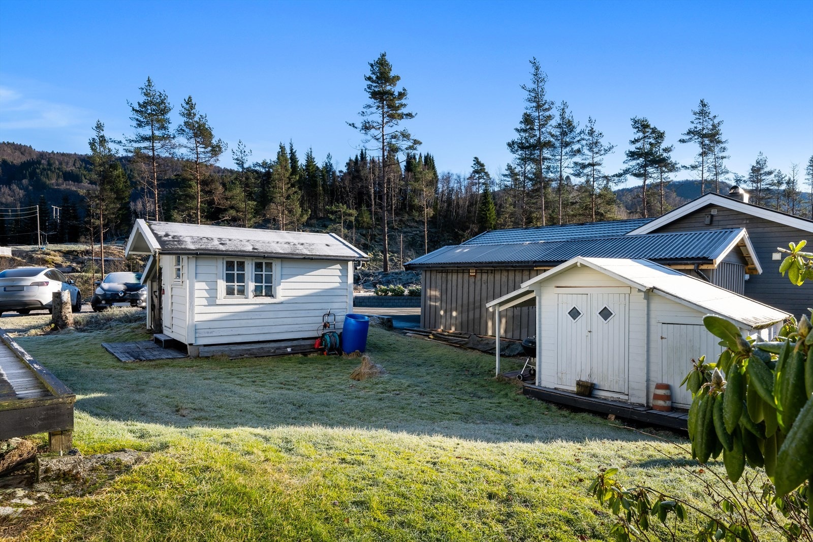 Eiendommen er pent opparbeidet med flere uteboder. Har kan man kjøre helt til inngangsdøren. Galleribilde
