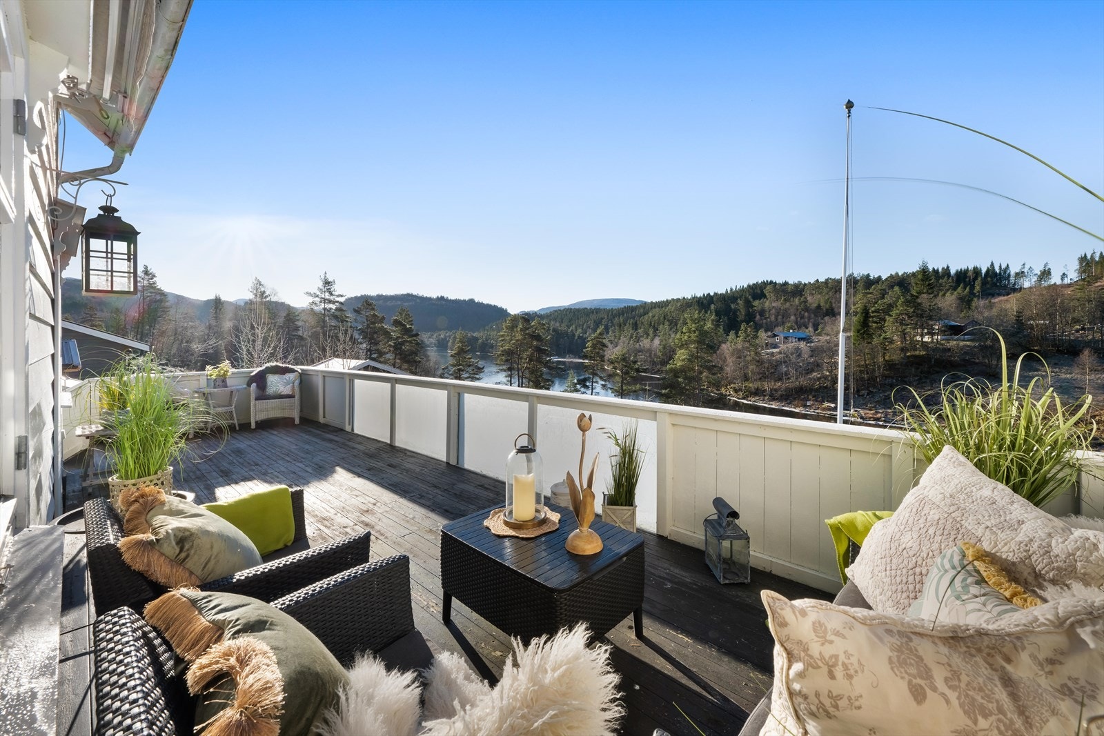 Romslig terrasse med plass til flere sittegrupper. Galleribilde