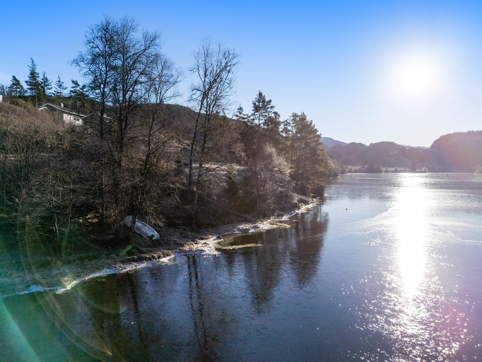 Man eier helt ned til Låstadvatnet og båt medfølger. Galleribilde