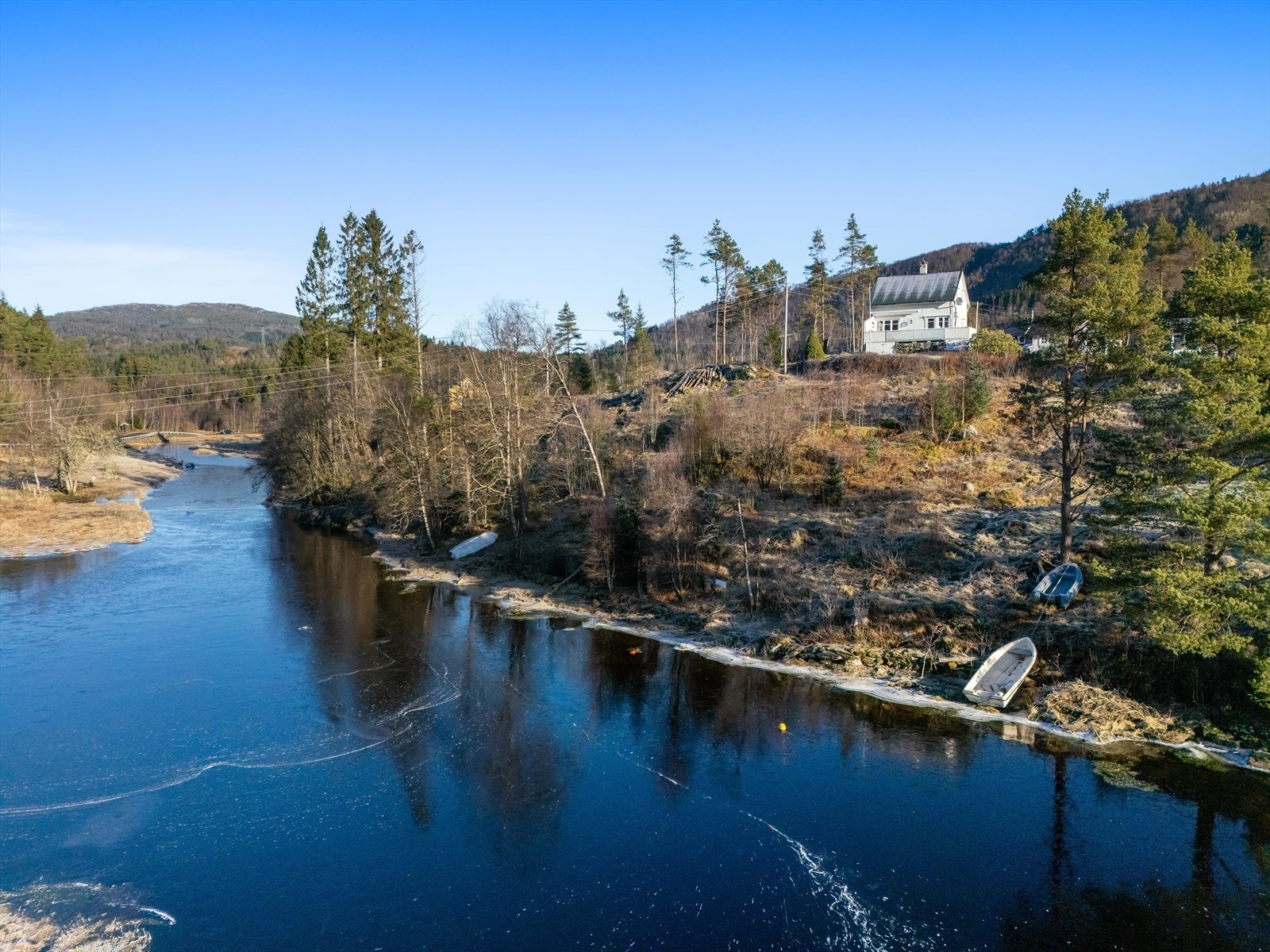 Flott beliggende på et høydedrag. Man eier helt ned til vannet. Båt medfølger. Galleribilde