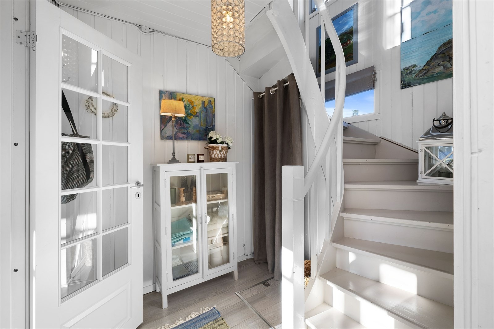 I gangen er det også tilkomst til loftsetasjen. Galleribilde