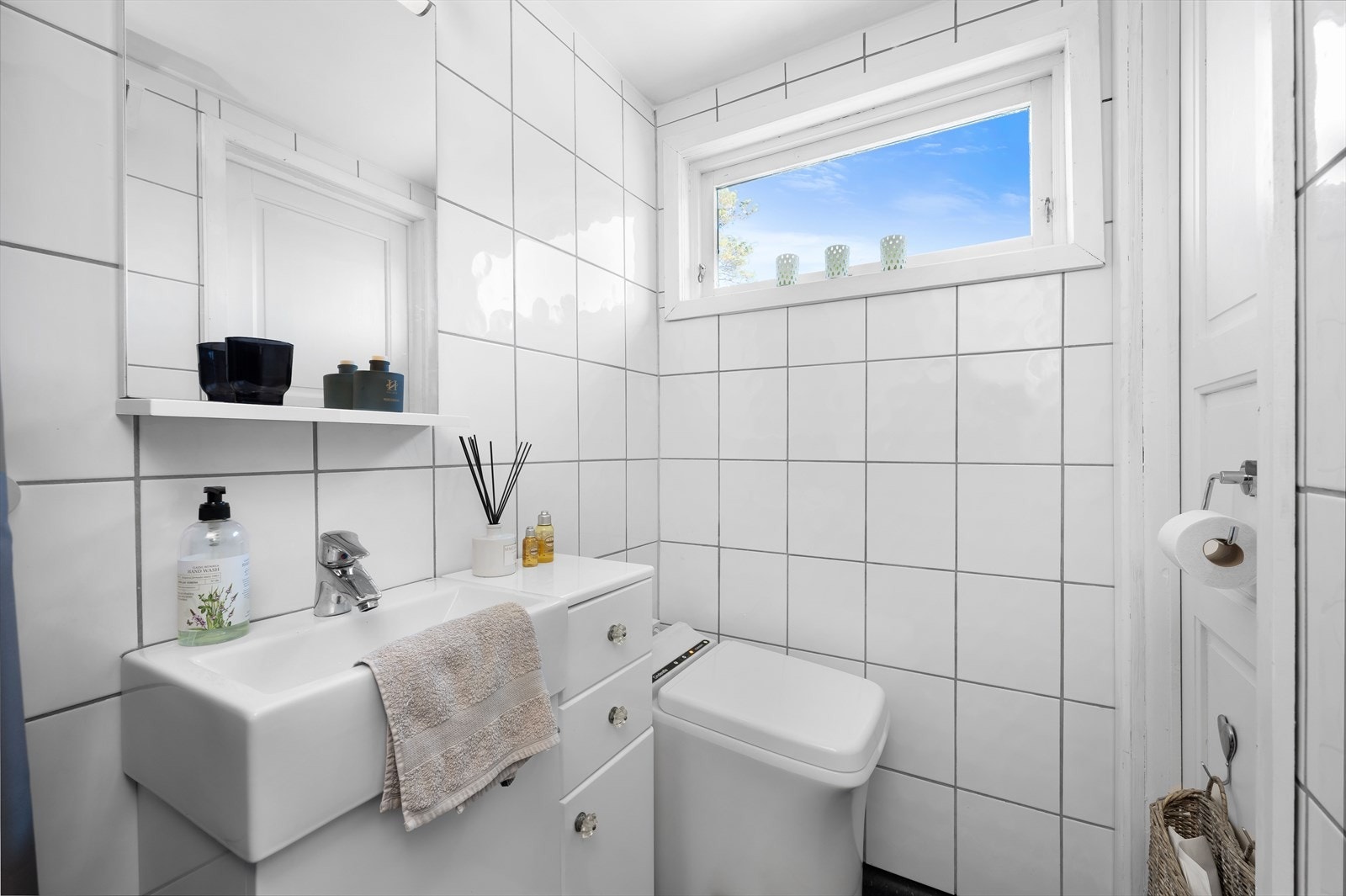 Bad med forbrenningstoalett. Galleribilde