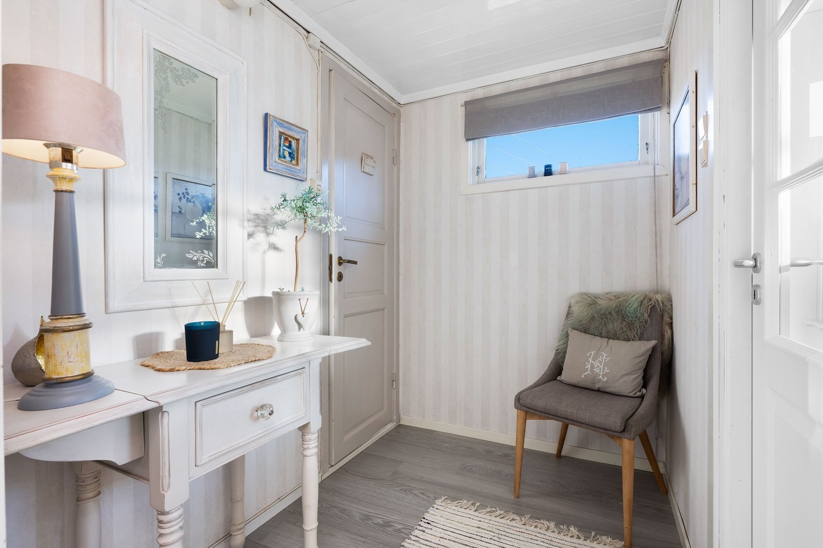 Koselig og pen innergang. Galleribilde