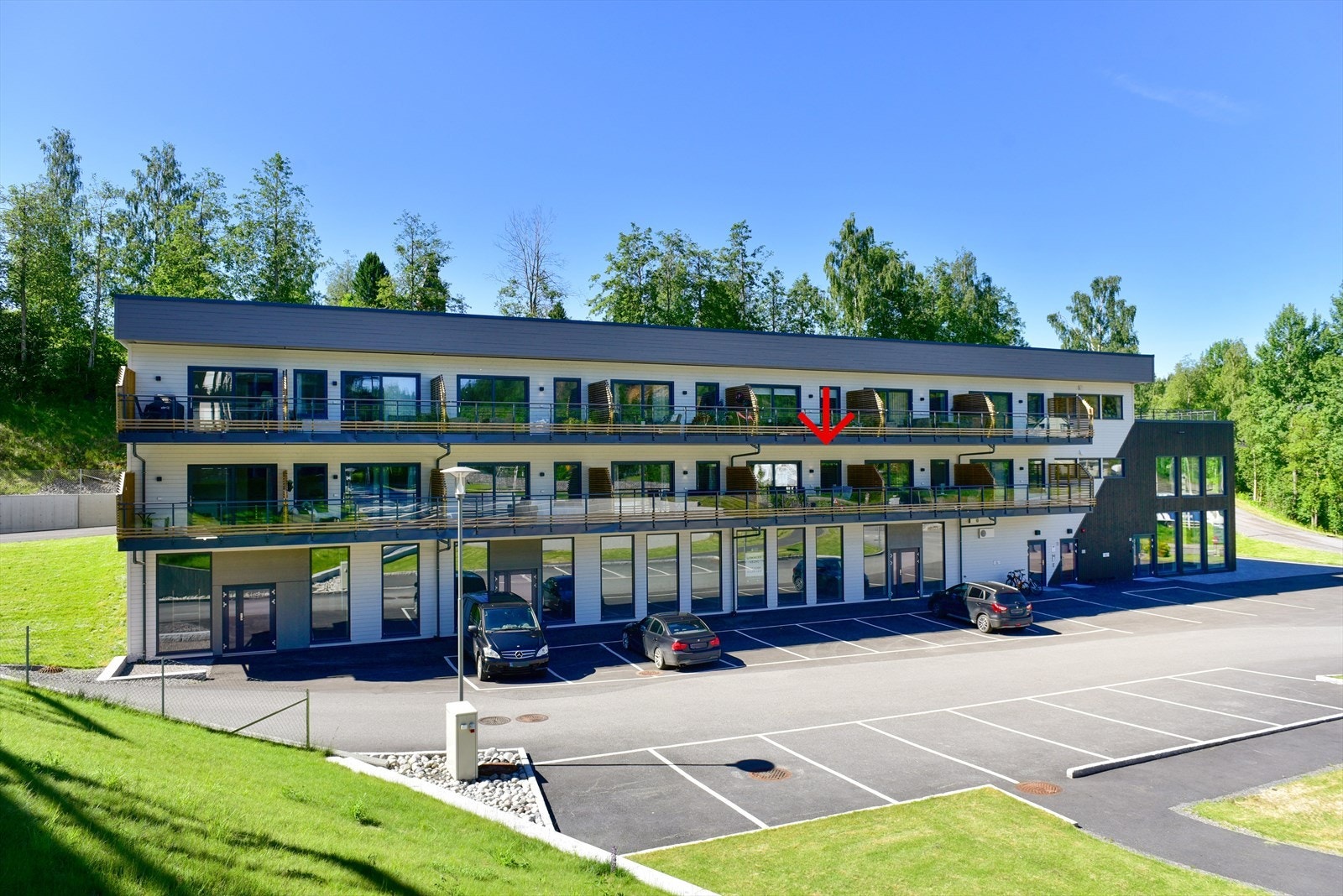 Ønsker du deg en lettstelt leilighet hvor alt er nytt, samt gangavstand til tog og butikk? Da er dette leiligheten for deg. Galleribilde