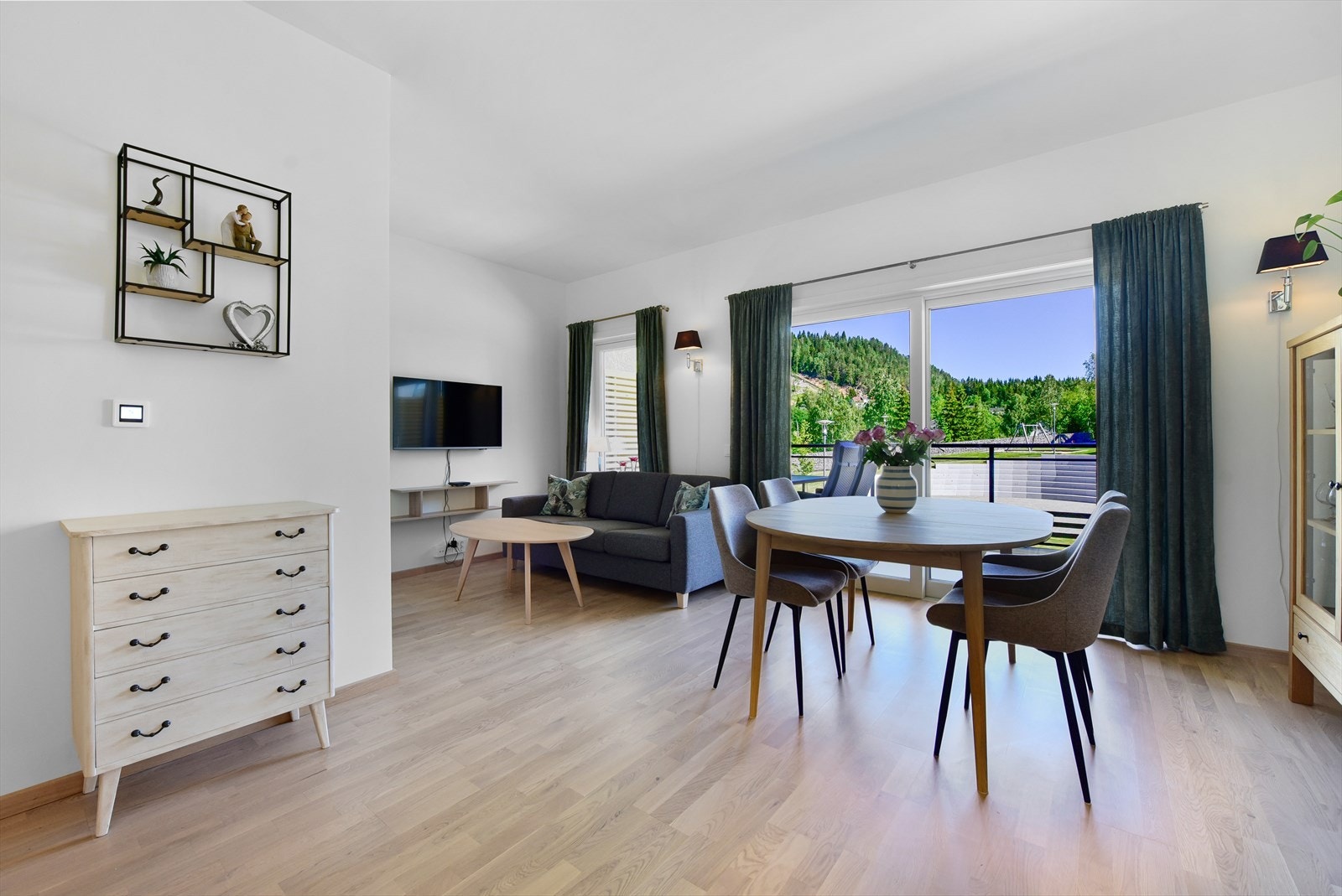 Leiligheten er lys og luftig. Galleribilde