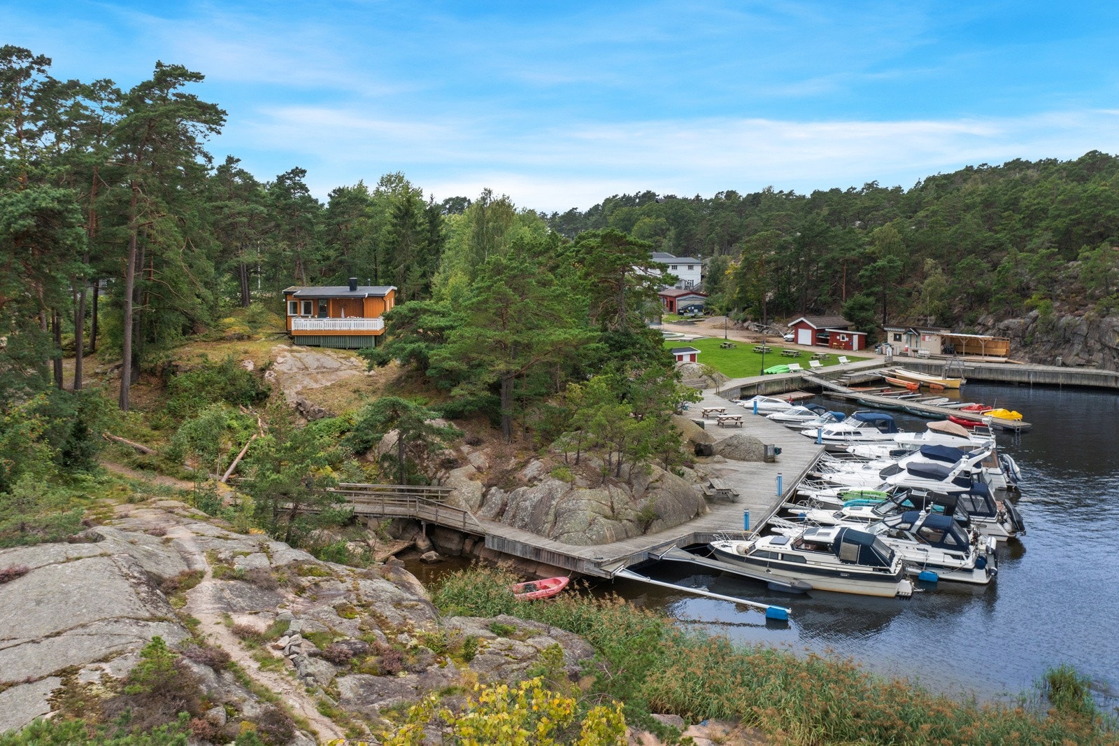 Kort vei fra hytta til brygge med båtplass og bademuligheter Galleribilde