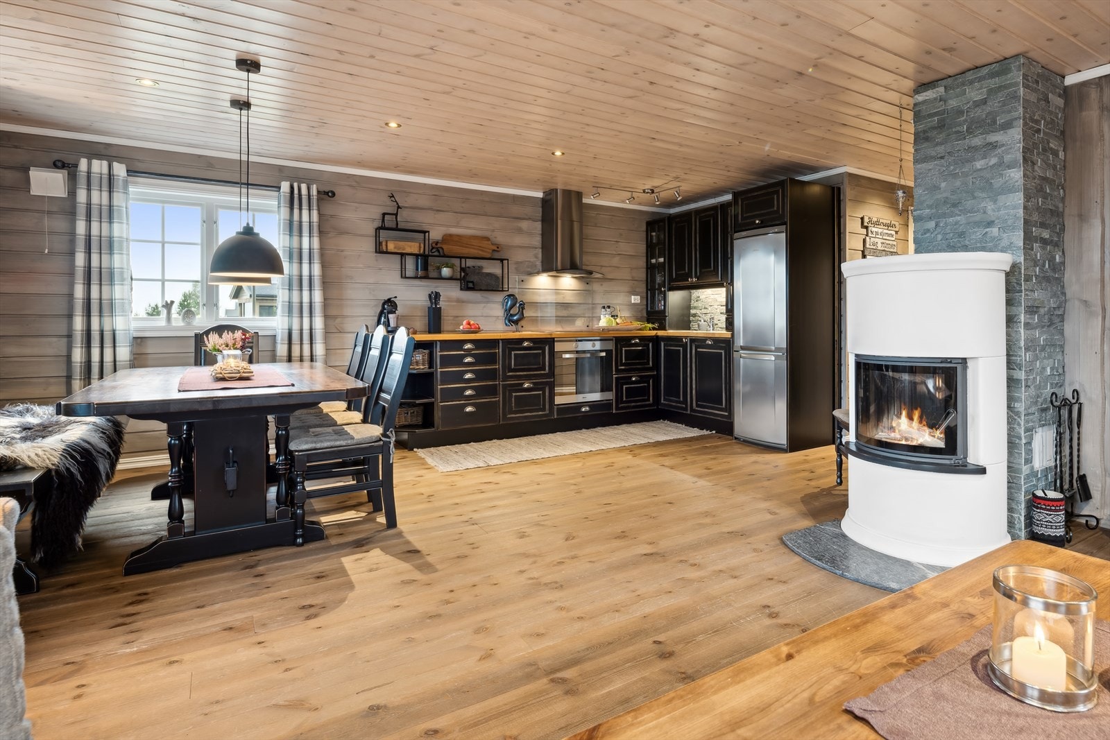 Kjøkkeninnredning i mørke toner med integrerte hvitevarer Galleribilde