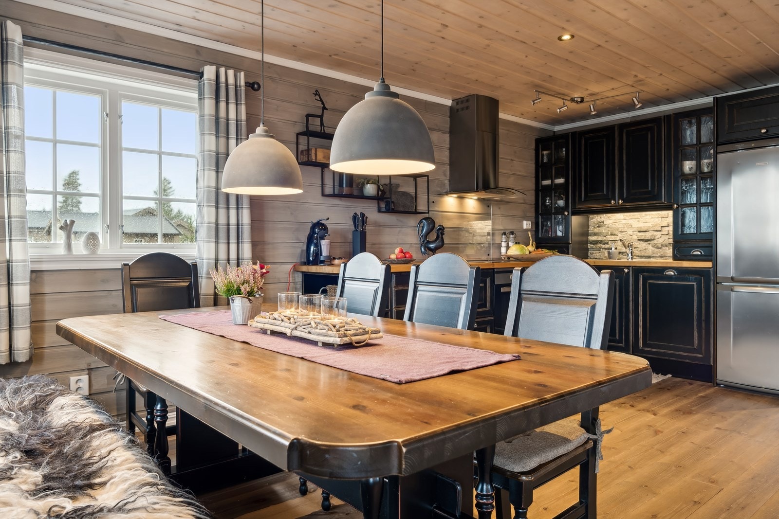 Spisestue med nærhet til kjøkkenet Galleribilde