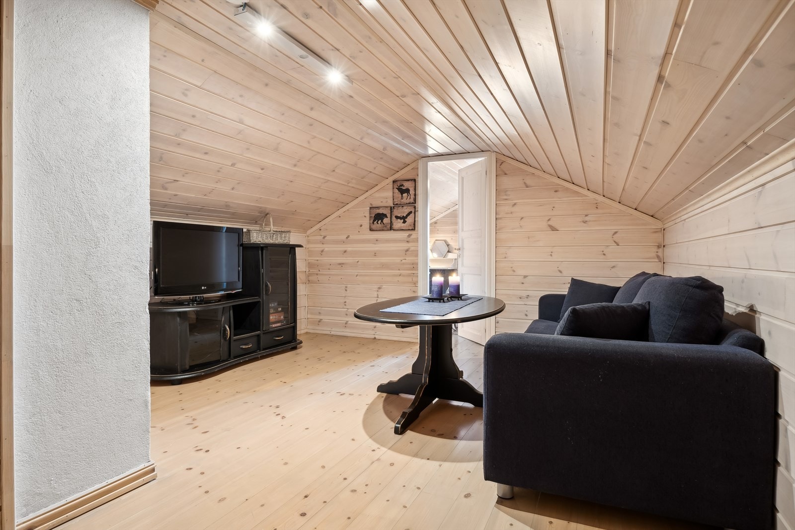 Rom på hems innredet som stue Galleribilde