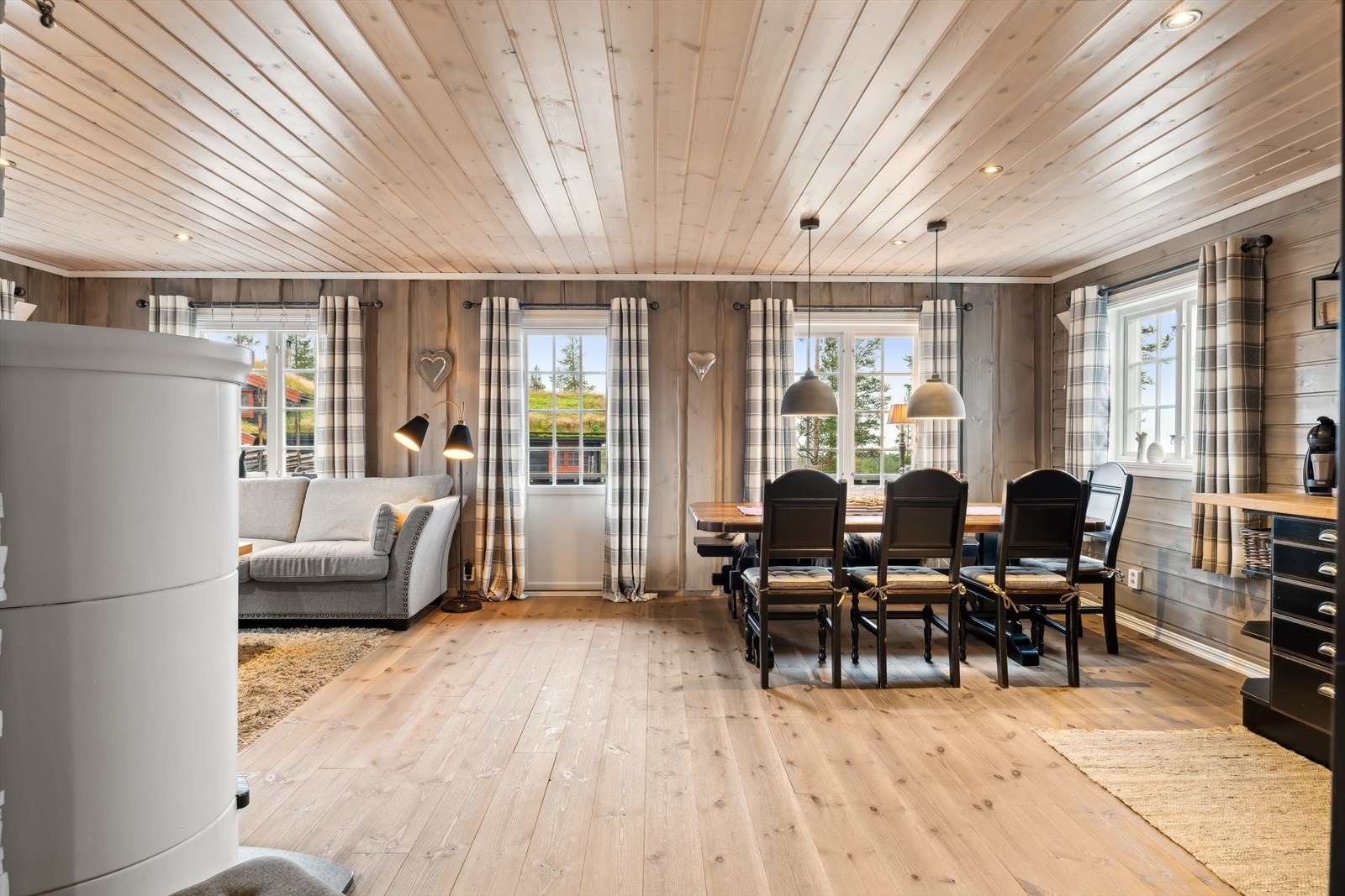 Hyggelig stue og kjøkken i åpen løsning Galleribilde