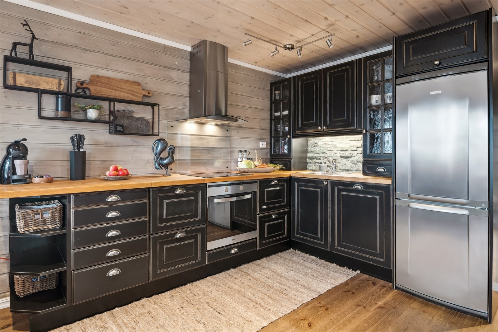 Kjøkkenet har god oppbevaringsplass Galleribilde