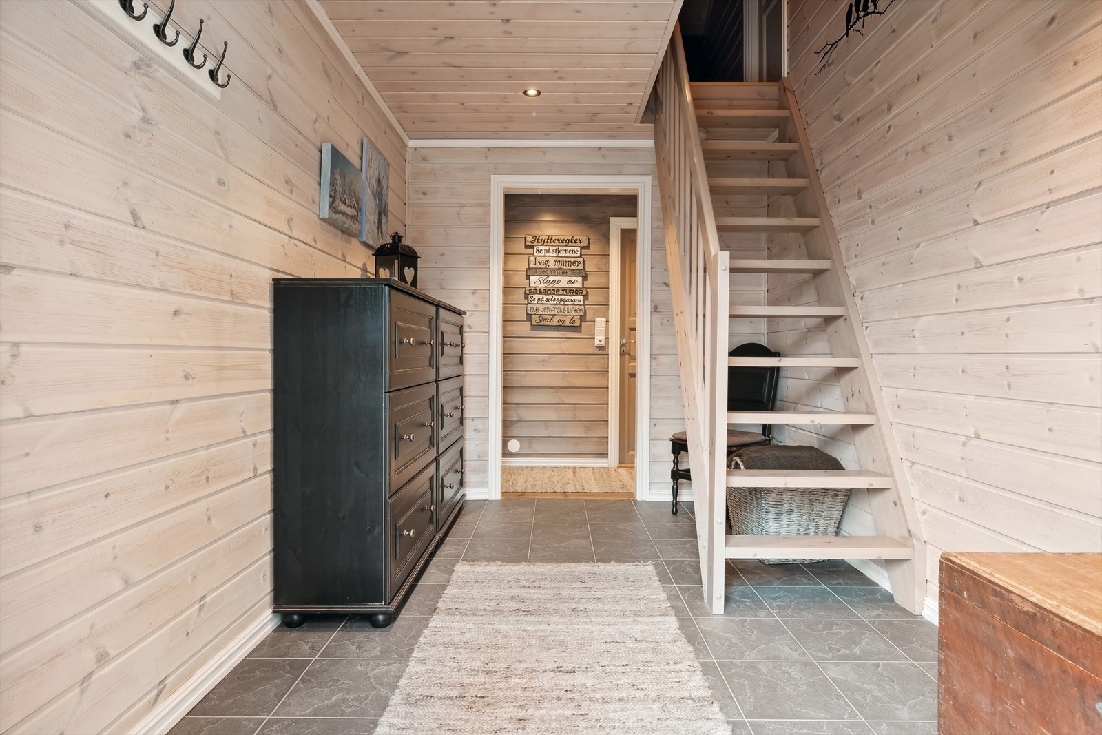 Romslig entré med god plass til yttertøy Galleribilde