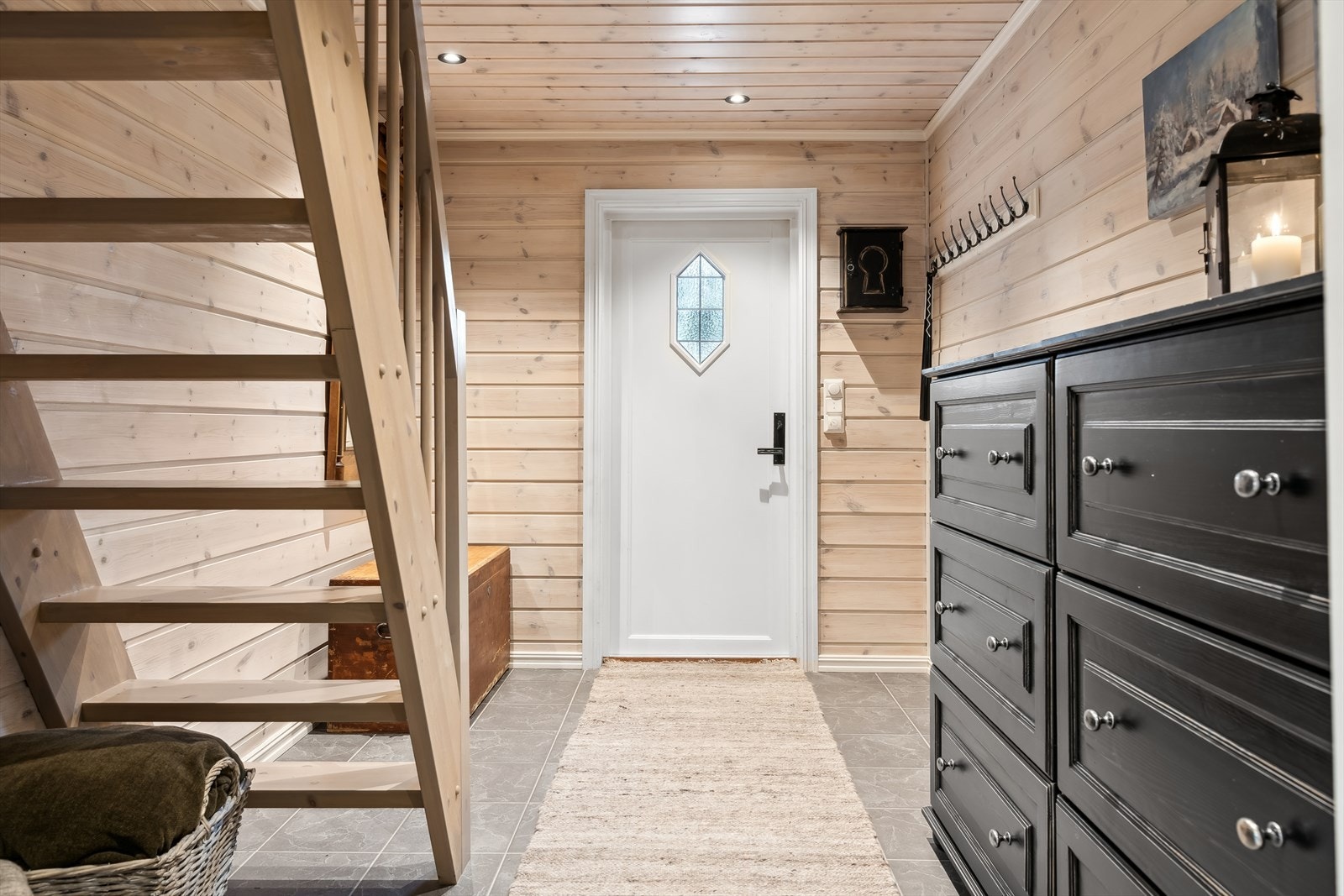 Entréen har flislagt gulv med varmekabler Galleribilde