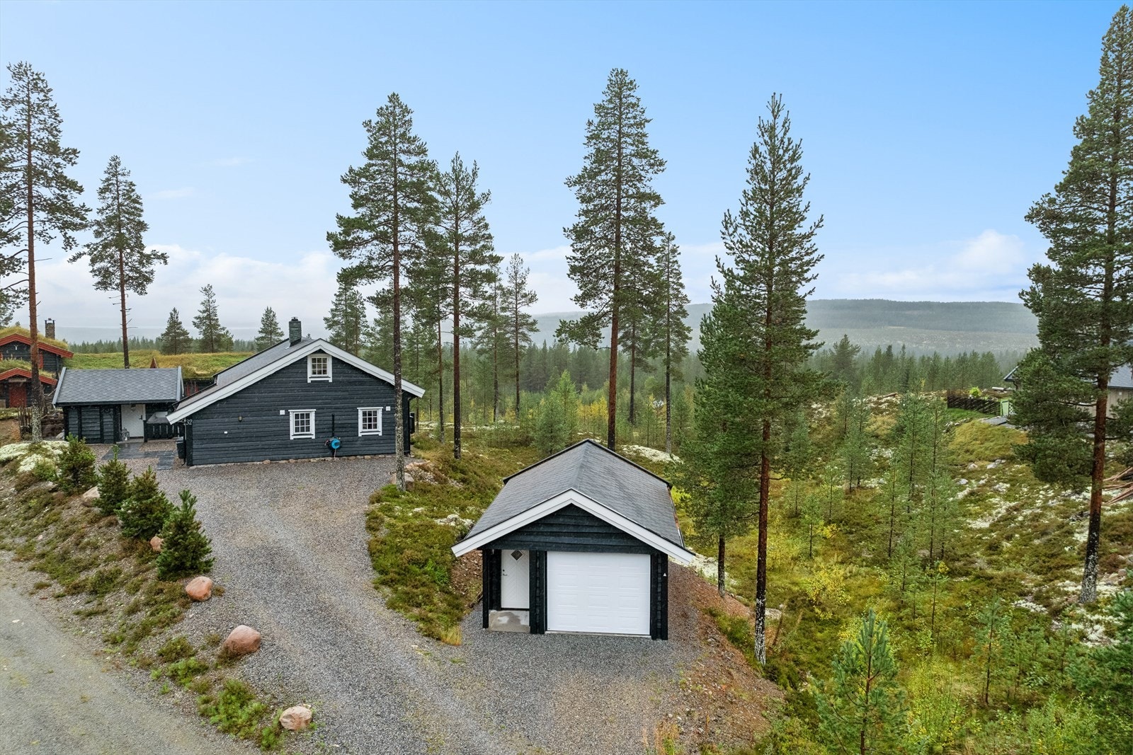 Hytta er beliggende i naturskjønne omgivelser Galleribilde