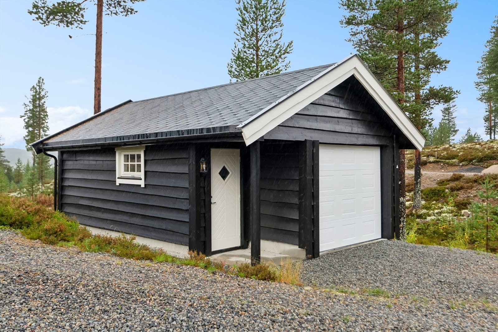 Garasje med romslig bod Galleribilde