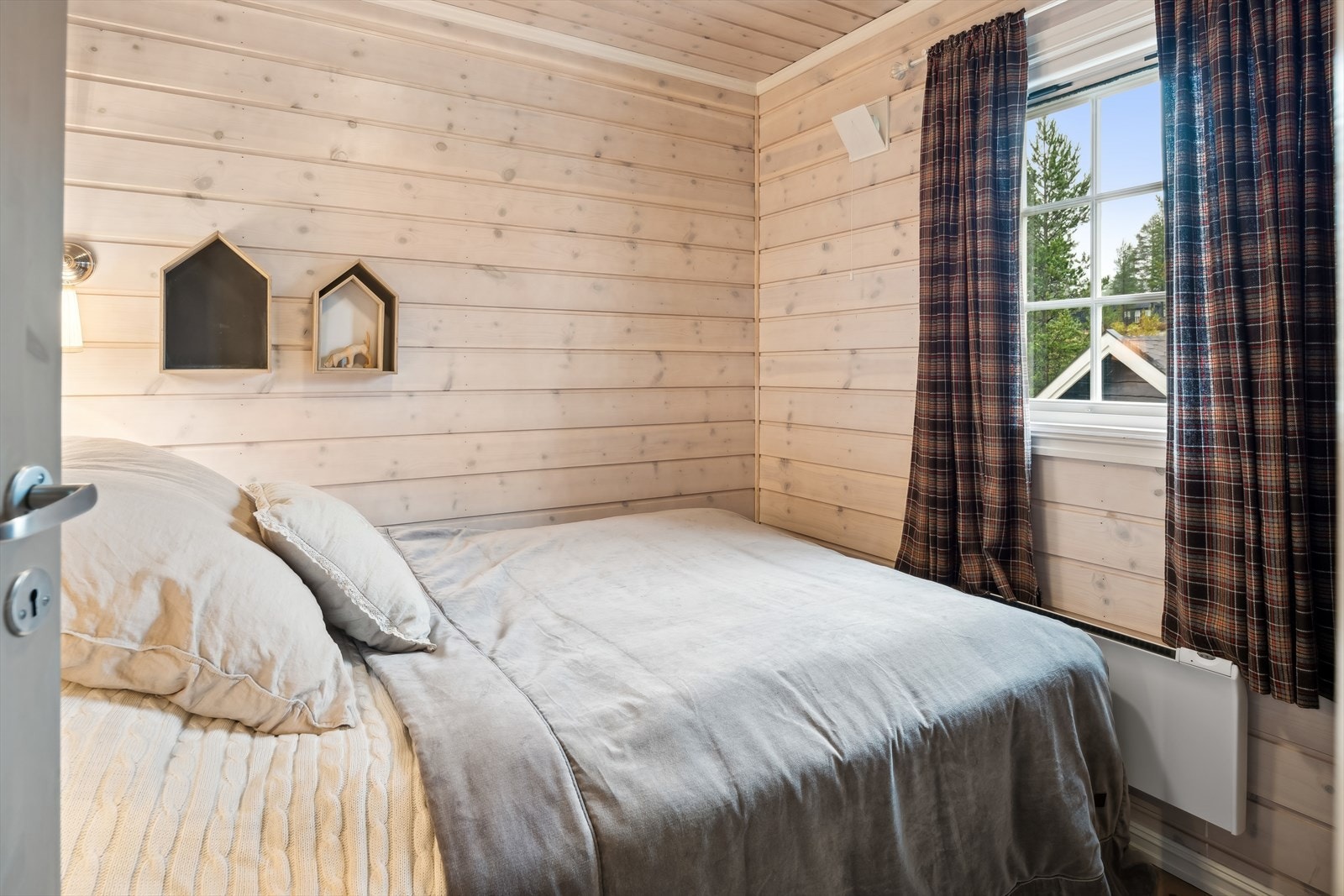 Ett av to soverom i hovedetasjen Galleribilde