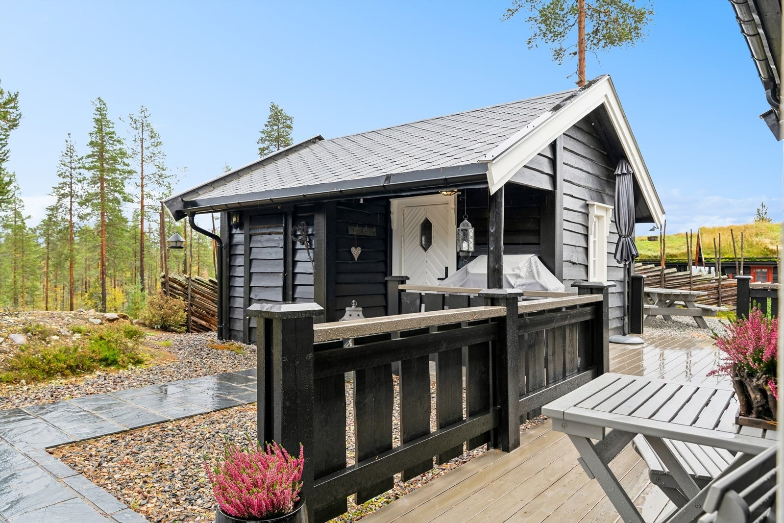 Anneks som står godt i stil med hytta Galleribilde